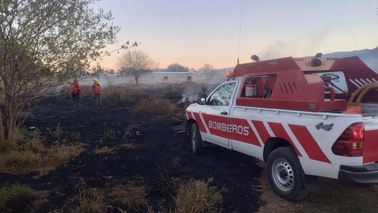 Bomberos sofocaron tres incendios de pastizales en la Capital