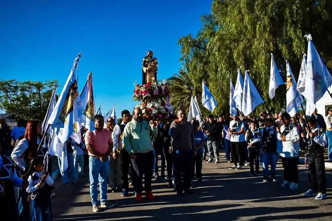 Cientos de fieles colmaron las calles de Patquía en la procesión de Santa Rosa d