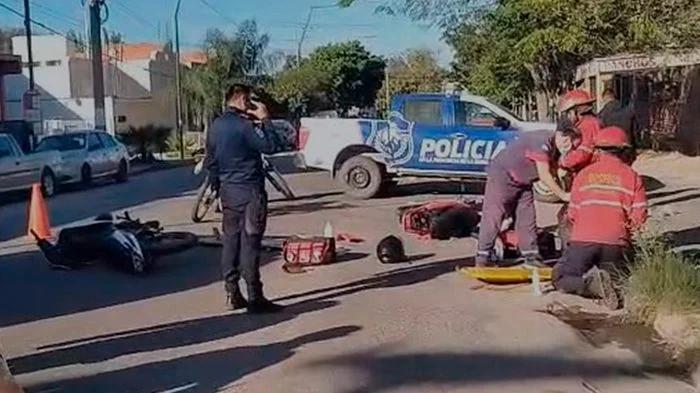 Dos motociclistas cayeron al asfalto y fueron abandonados por un grupo de unas 5