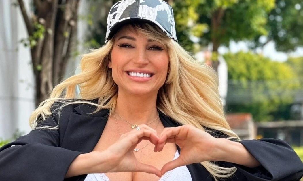 Vicky Xipolitakis logró viajar al exterior con su hijo