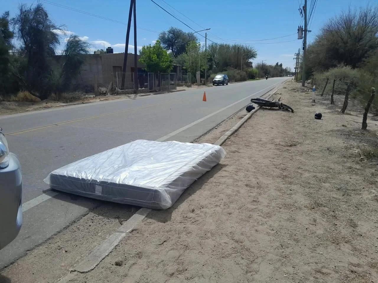 Dos motociclistas heridos tras caer un colchón de una camioneta
